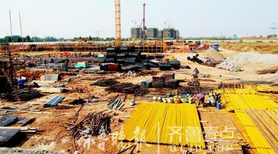 濟南郭店地王樓面價超6000元，周邊新盤才4500元。圖為郭店地王西側正在建設的加州東部世界樓盤。（資料片）齊魯晚報·齊魯壹點 記者　周青先　攝