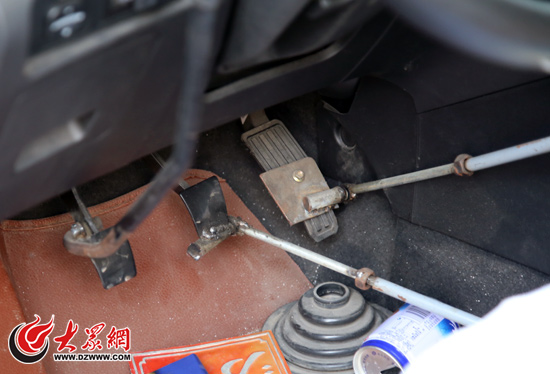 離合、剎車、油門都被私自改裝焊上了鋼鐵棍作為操作桿。