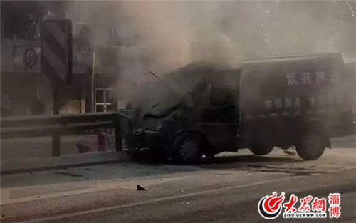一輛運鈔車行駛至新城鎮中心衛生院路口處撞上護欄(網友供圖)
