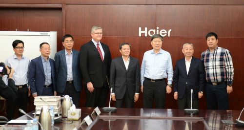 海尔集团董事局主席、首席执行官张瑞敏接受哈罗德采访现场。