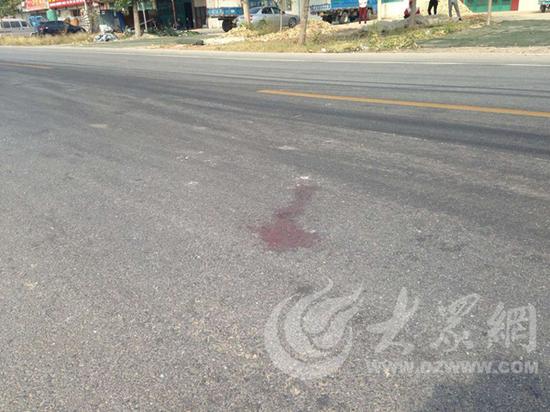 現場留下的剎車痕跡和血跡。