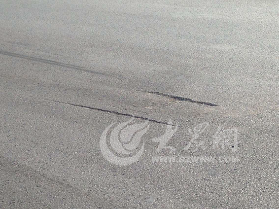 車禍在路面留下的劃痕。