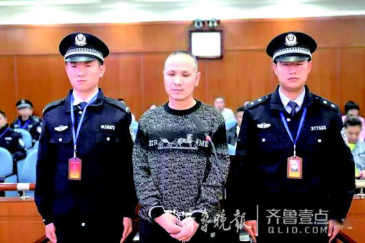 被告人賈村壩受審。濟(jì)南中院微信公號(hào)圖