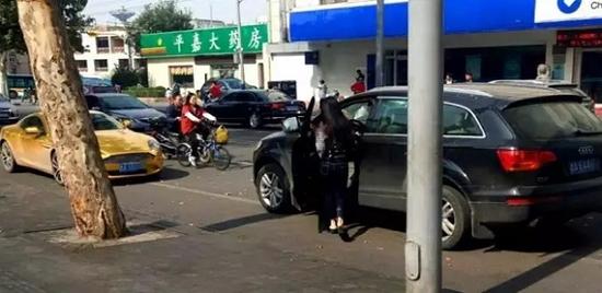 　一輛奧迪Q7豪車逆向停在了濟南文化西路的快車道上
