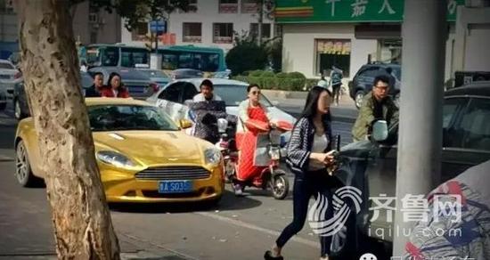 　一輛金色的跑車開了過來，頭對頭停在奧迪車前方。車上走下一名年輕女子，徑直走向奧迪轎車，打開車門啟動了車輛，沿文化西路揚長而去。