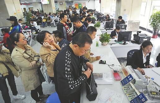 13日,房產交易大廳,開限購證明占了近半工作量。 記者郭堯 攝□本報記者