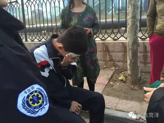 菏澤學生躲遠光燈車輛 頭部撞上大樹