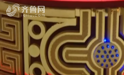 “世界最大金戒指”共鑲嵌76顆精品藍寶石(視頻截圖)