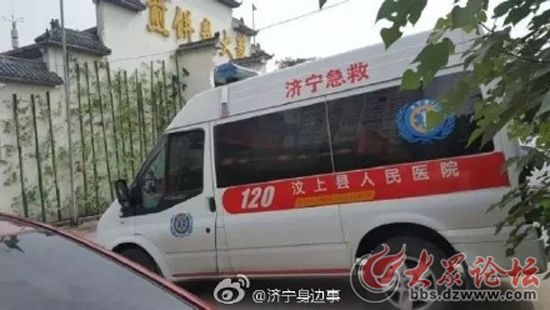 　　10月8日中午，汶上县第一人民医院120急救车停放在“煎饼卷大葱”饭店前，工作人员在饭店吃饭(网友供图)