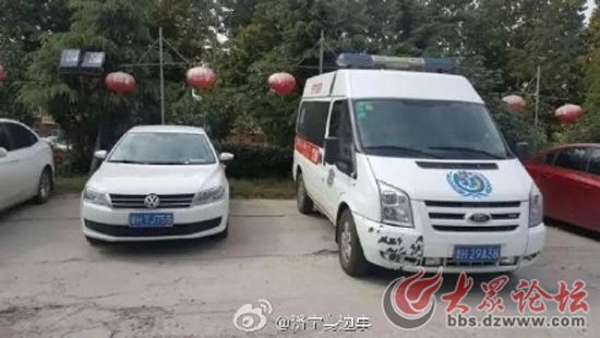 10月8日中午，汶上縣第一人民醫院120急救車停放在“煎餅卷大蔥”飯店前，工作人員在飯店吃飯(網友供圖)
