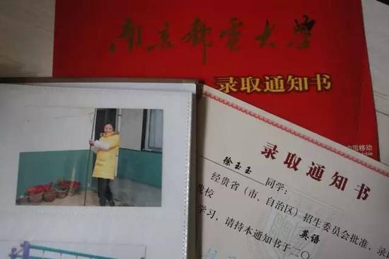 10月7日,山東臨沂,徐玉玉的錄取通知書和照片。新京報記者侯少卿 攝