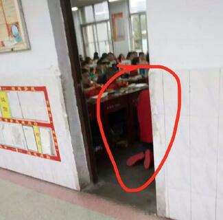 從圖中可以看出,學生明顯是在跪在教室里上課。