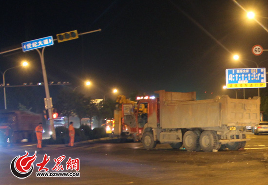 事故现场碎片满地,其中一名驾驶员被甩出车外并遭碾压身亡