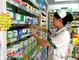在济南泉城路附近的一家药店内，店员正在整理货架上的药品，1.8元一盒的维C银翘片被放在货架的底层。