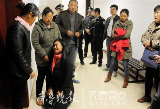 被告人母親跪求受害人家長諒解