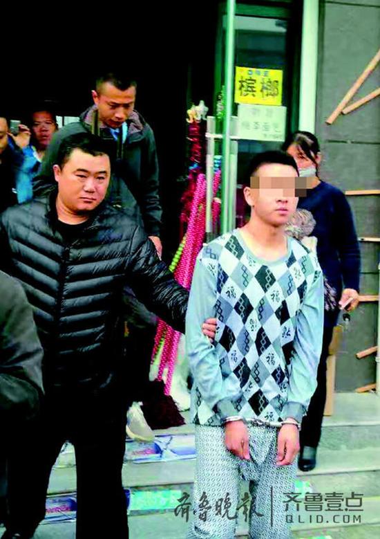 26日上午,警方带犯罪嫌疑人费某亮指认现场。