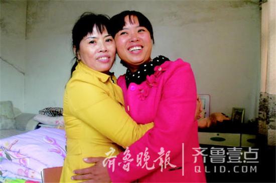 失散28年后，母女倆終于得以團聚。（左：母親李慶芬；右：女兒唐平）齊魯晚報·齊魯壹點 記者　王尚磊 攝