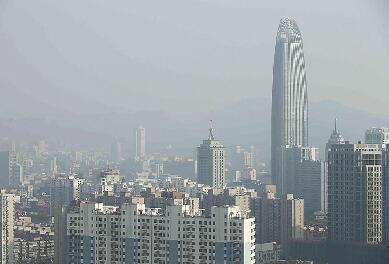 昨日,濟(jì)南上空霧霾彌漫,與昔日的“好氣質(zhì)”形成鮮明的對(duì)比。(范良 攝)