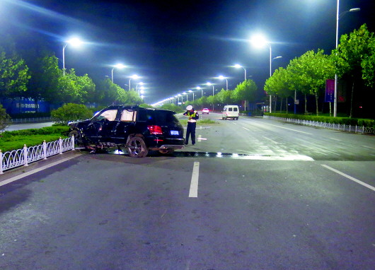 事發現場奔馳車撞得面目全非。(警方供圖)
