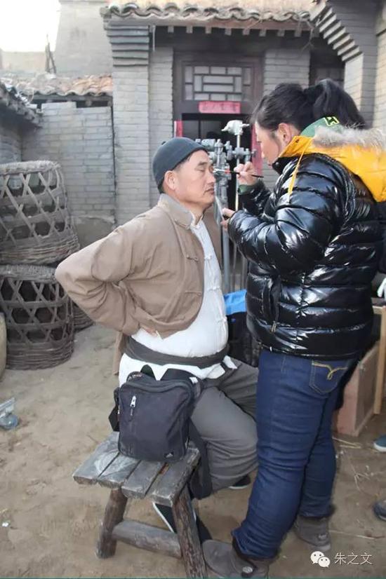 　戲開拍，早早來到現場化妝。布鞋穿破了，劇組又發給他一雙新的。自個兒覺得和“栓子”憨厚樸實的形象很貼近，就是肚子有點兒大。前幾天回家，媳婦拍著肚子說：“這肚子咋這大了?像人家懷孕幾個月的?！?>
							<span id=
