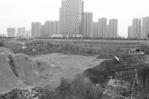 綠地齊魯之門項目工地內還是個大坑 記者潘慶照 攝