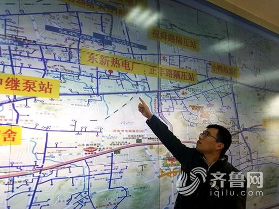 工作人員向記者介紹熱調(diào)試的情況
