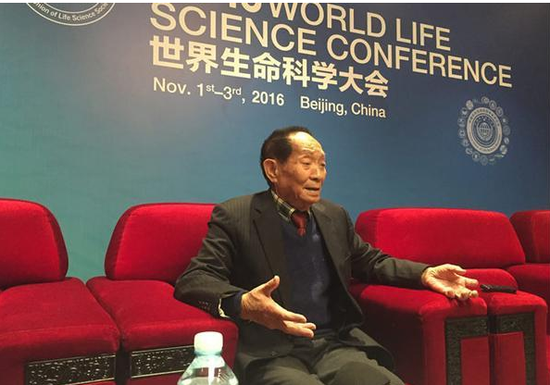 袁隆平在世界生命科学大会上接受记者采访