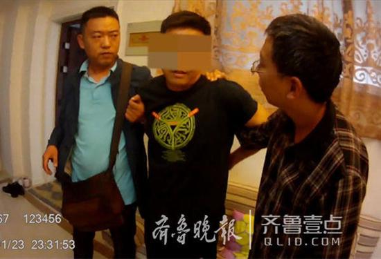 民警在扬州抓获嫌犯郑军。齐鲁晚报·齐鲁壹点记者 杜洪雷截图