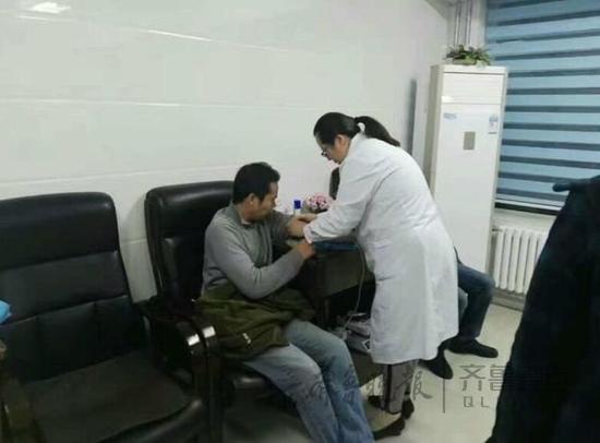 2日晚，市民在解放军第八十八医院献血。