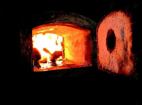 热调试期间,多个锅炉点火。