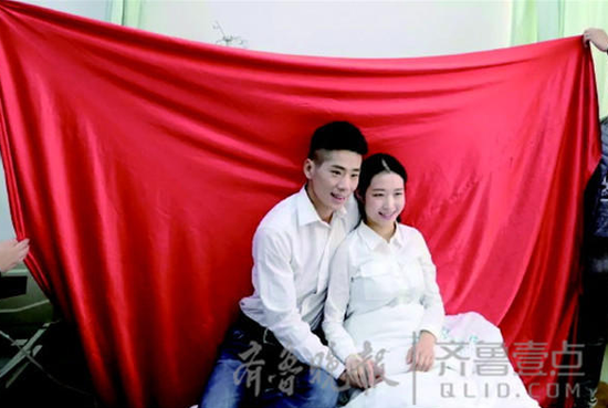 在医院，王盼娣与女友吴青拍结婚照。姚坤祥供图
