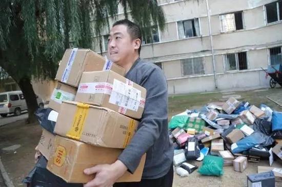 32歲的譚超是煙臺大學一個快遞網點的快遞員，他還有一個身份是延邊大學歷史系的博士生。