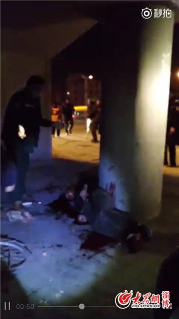市民拍摄的伤者在现场被抢救的视频截图