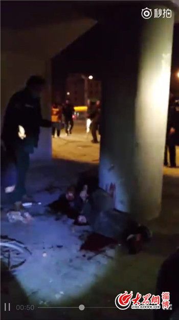 市民拍攝的傷者在現場被搶救的視頻截圖