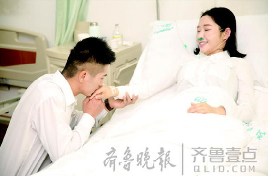 在病床前，王盼娣向吴青求婚。姚坤祥供图