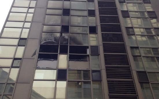 诚基中心18号楼306房间的窗户被烧得漆黑