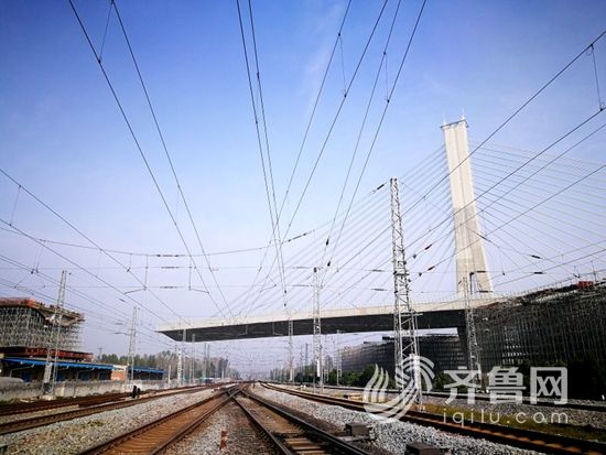 橫跨京九鐵路側轉體現場