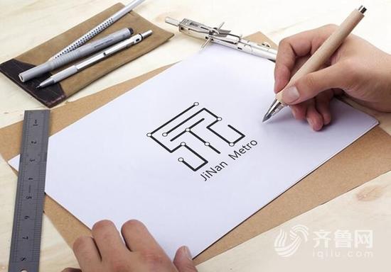 采用小篆字體的“泉”字作為主要形象。