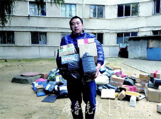 譚超正在整理快遞。齊魯晚報·齊魯壹點記者 李楠楠 攝