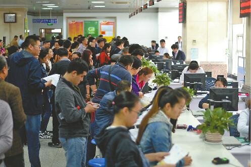 眾多市民到房產交易中心辦理房屋買賣手續和開限購證明