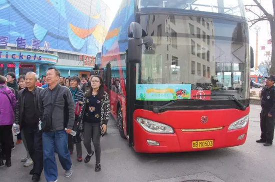 来自青岛超逸国旅的优秀导游为游客们进行详细介绍。