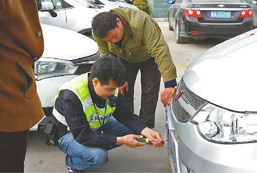 16日,車主段先生裝上了新車牌。 警方供圖