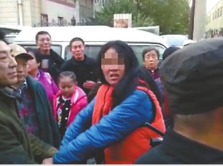 孩子父親緊緊抓住女子的手腕 視頻截圖