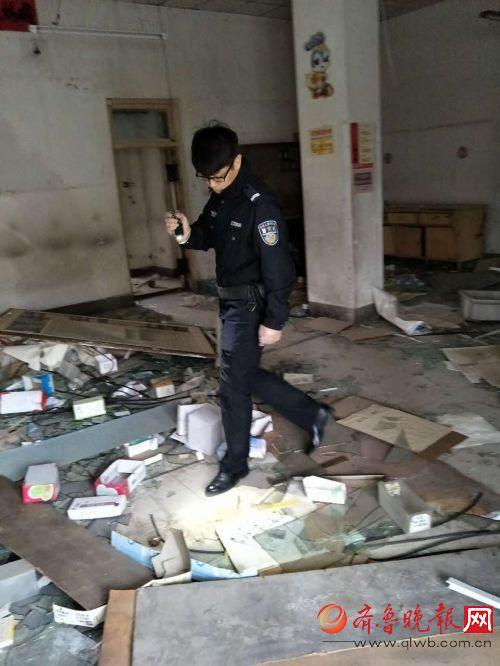 (民警在勘察現場)