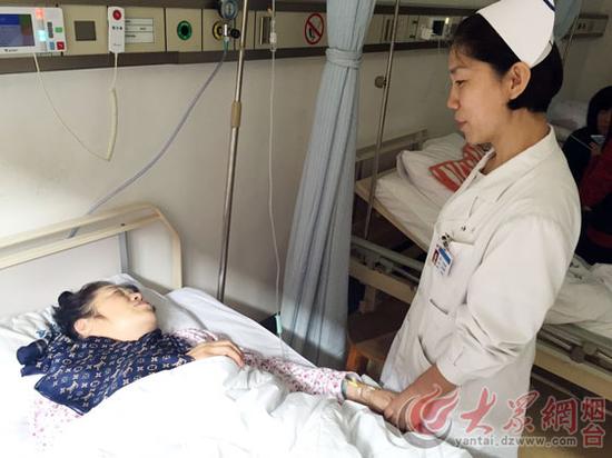 煙臺毓璜頂醫院乳腺外科護士長方曉明看望“月亮姐姐”許振珊