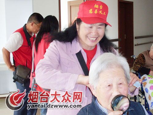 “月亮姐姐”許振珊為老人梳頭