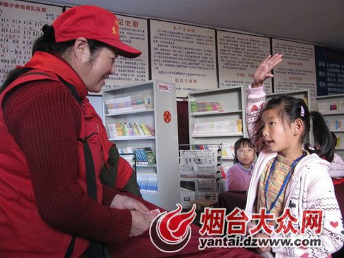 “月亮姐姐”許振珊將募善款交給貧困學生