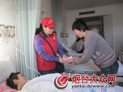 “月亮姐姐”許振珊將善款交給河南來煙臺治療的車禍女孩家屬