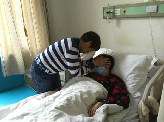 路紹燕母親照顧生病的女兒