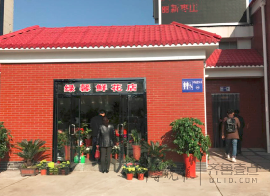棗莊市科技館旁的廁所,如廁時(shí)能先聞花香。 記者 許亞薇 攝